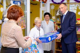 Депутат Государственной Думы Александр Козловский навестил детей в Великолукской городской детской больнице.